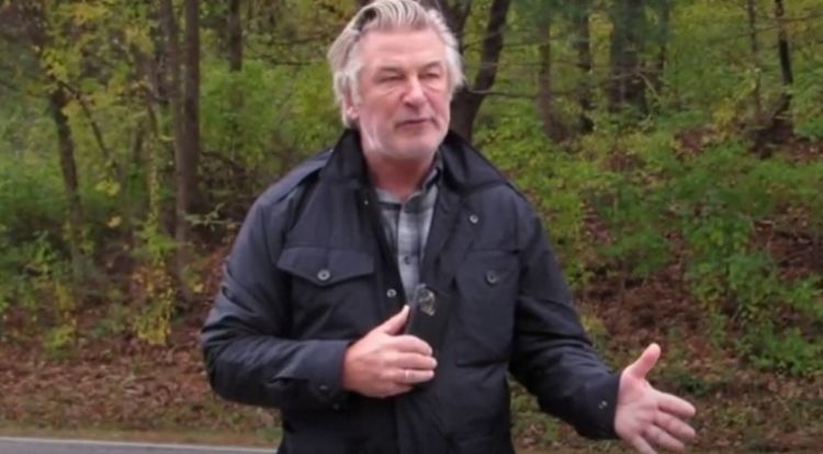 Familia de la mujer que murió de un disparo en el set demanda a Alec Baldwin