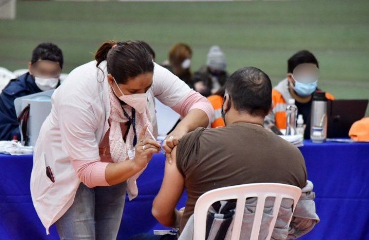 Temor y desconfianza hacia vacunas anti-Covid persisten, lamenta Salud