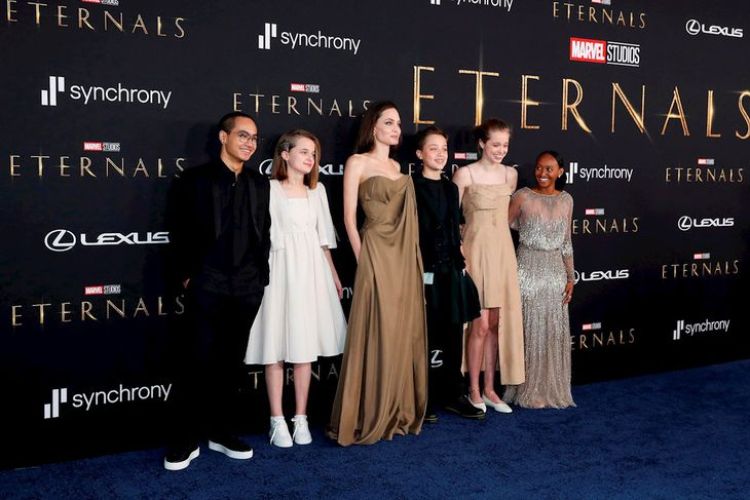 Salma Hayek y Angelina Jolie deslumbran en el estreno de "Eternals"
