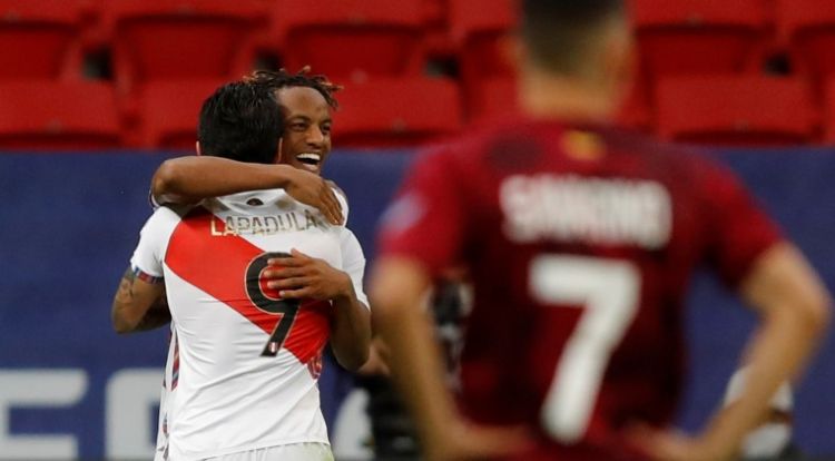 Perú vence, se afirma como escolta de Brasil y elimina a Venezuela