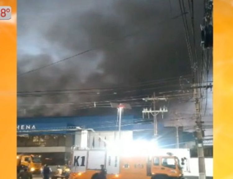 Bomberos combaten voraz incendio de frigorífico en Asunción