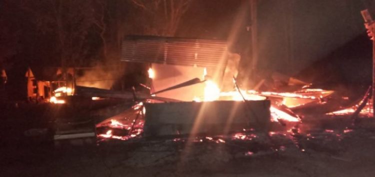 Desconocidos atacan y queman retiro ganadero en Horqueta