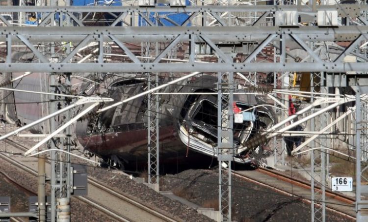 Dos muertos y 27 heridos por el descarrilamiento de un tren en Italia