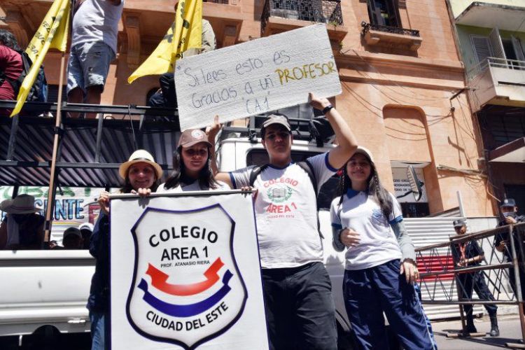 Docentes seguirán en marcha y reciben apoyo de alumnos