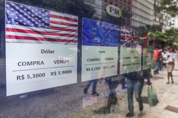El dólar sube y la bolsa se desploma por temor a crisis fiscal en Brasil