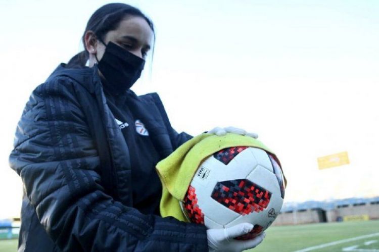 Positivos ponen en peligro la vuelta del fútbol