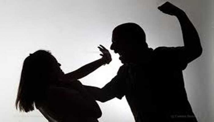 Imputan a militar retirado por golpear brutalmente a su pareja con palo de escoba