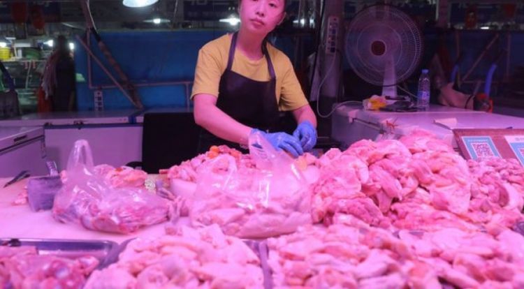 China halla coronavirus en alitas de pollo importadas desde Brasil