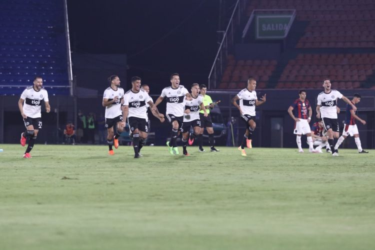 Olimpia tumba al campeón por penales y va por el título
