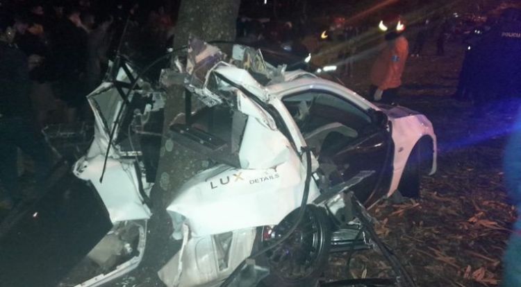 Empresario muere sobre la Autopista: auto quedó incrustado contra un árbol