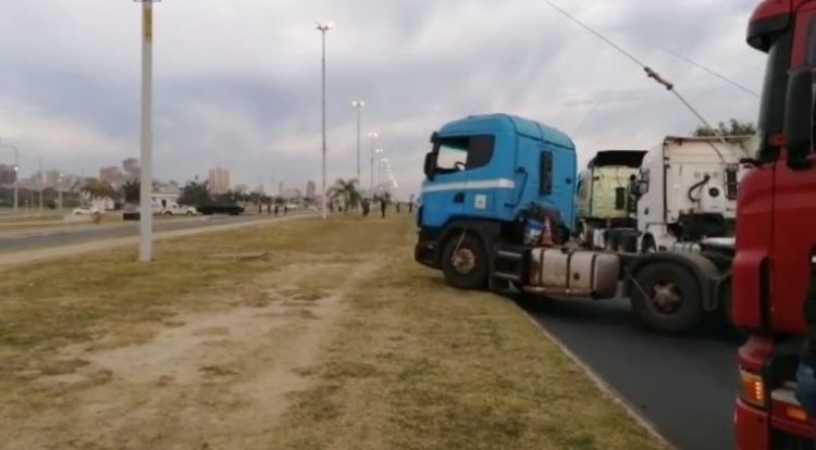 Costanera de Asunción cerrada por camioneros: no dejan pasar ni a vacunadores