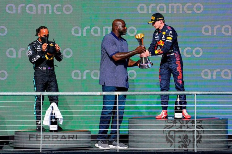 Verstappen gana a Hamilton y se afianza en el liderato