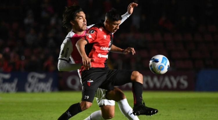Colón vence a Cerro Porteño y alcanza la cima