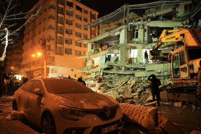 Más de 4.300 muertos en Turquía y Siria por devastadores terremotos