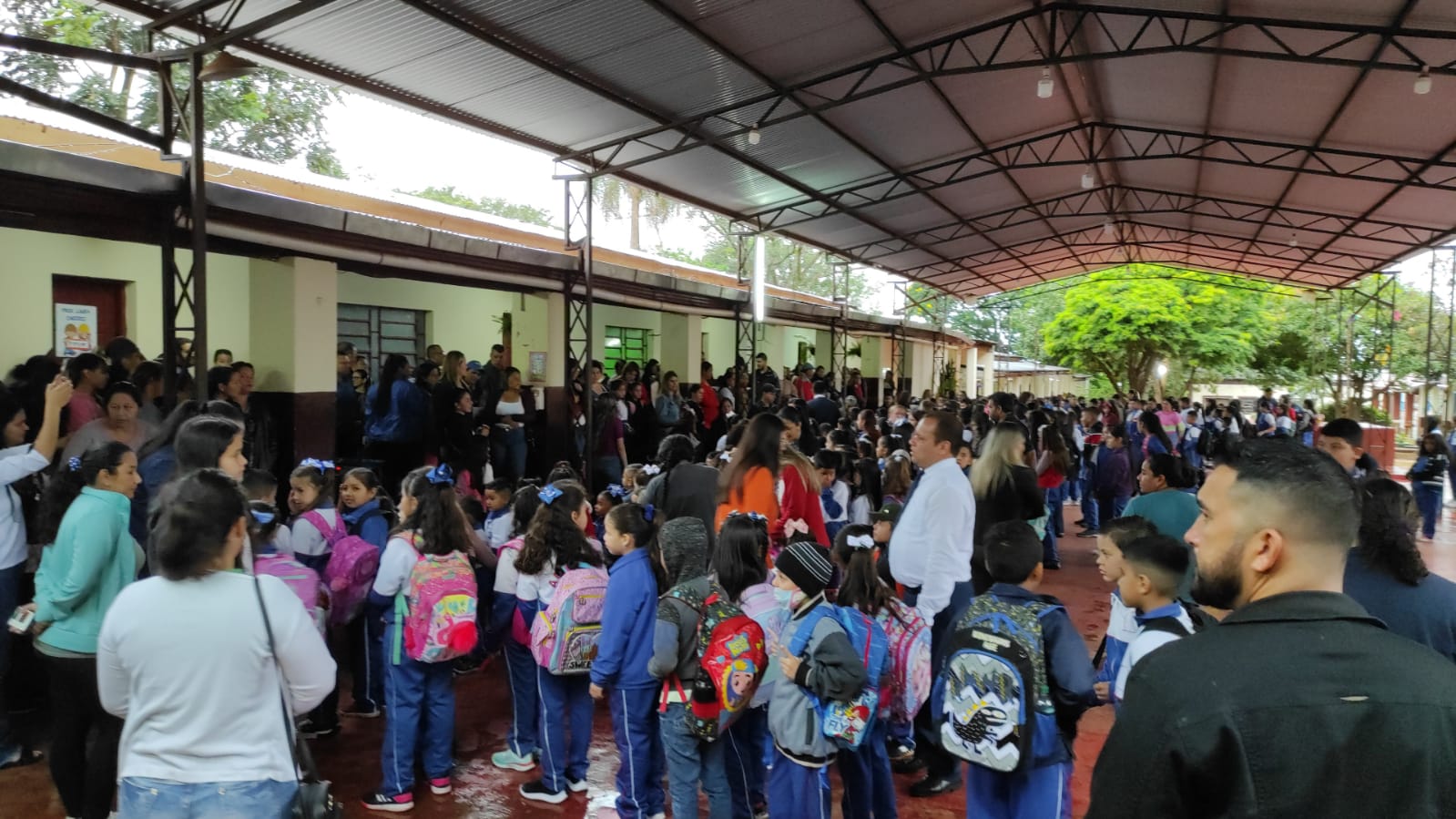 Escuelas aumentan matrícula, pero faltan aulas en el inicio de clases