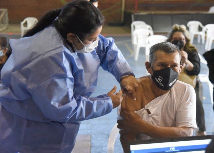Inicia inmunización para personas de 52 años por número de cédula