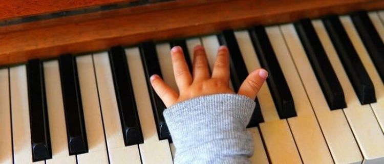 Niños que tocan algún instrumento musical tienen beneficios cognitivos