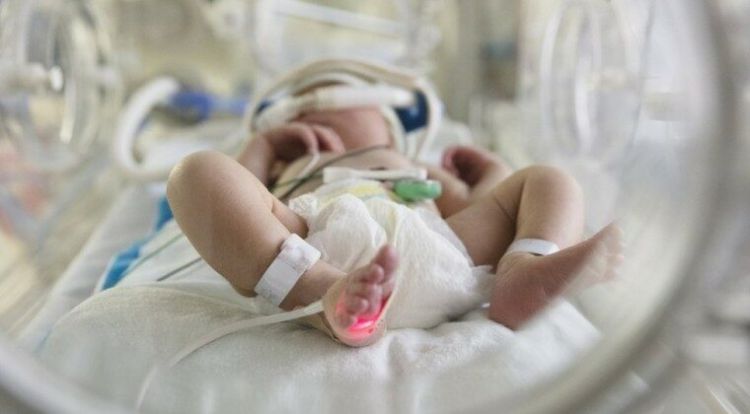 Bebé está intubado en terapia intensiva con neumonía grave por Covid-19