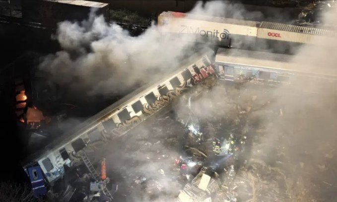Violento choque de trenes deja decenas de muertos en Grecia