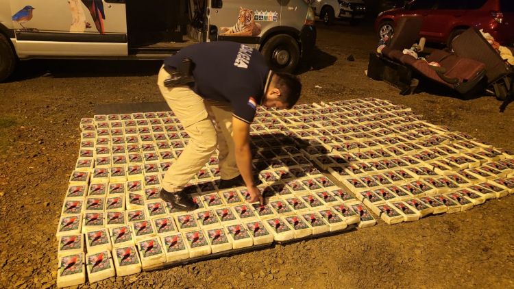 Minibús de turismo trasladaba 388 kilos de cocaína en Hernandarias