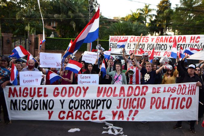 Una colección de denuncias hacen insostenible permanencia de Godoy