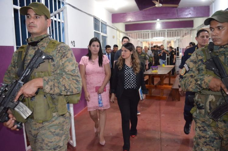 Cecilia Pérez recorre la cárcel de Pedro Juan Caballero, a una semana de la masiva fuga