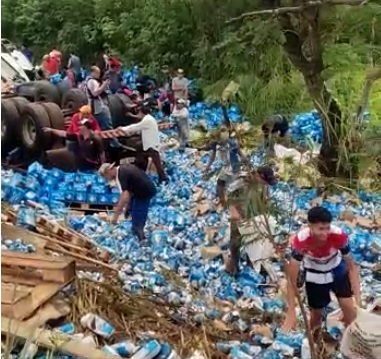 Personas “solidarias” ayudan al chofer de un camión luego de sufrir un accidente
