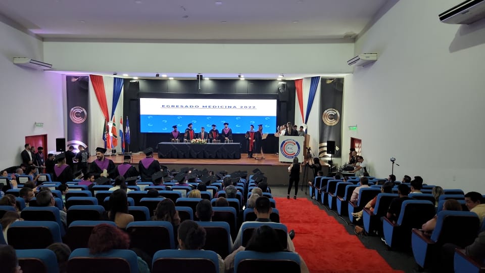 La Universidad Central del Paraguay entrega títulos a nuevos Médicos