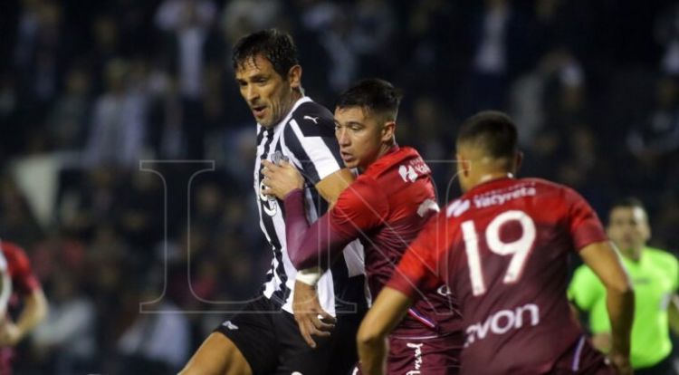 Roque da tres puntos de oro a Libertad