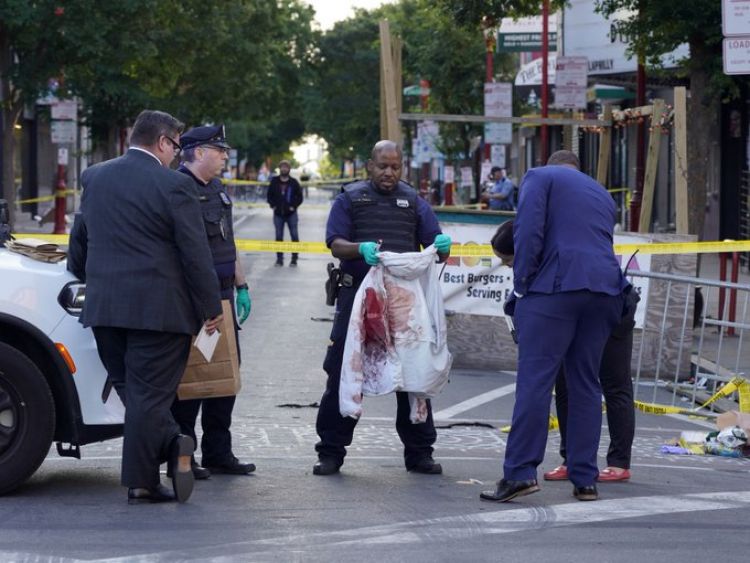 Cinco muertos y dos docenas de heridos dejan dos tiroteos en EEUU