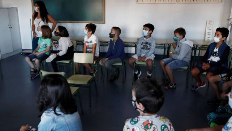 Ante falta de aulas, dan clases en   pasillo o van semana de por medio