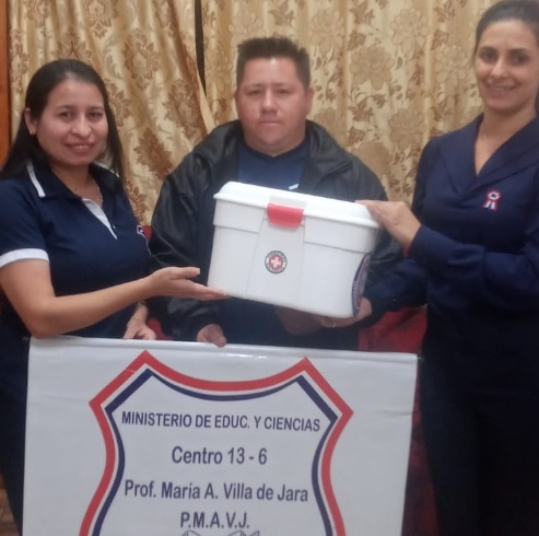 Funcionario de la UCP entrega kit de primeros auxilios a un Centro Educativo