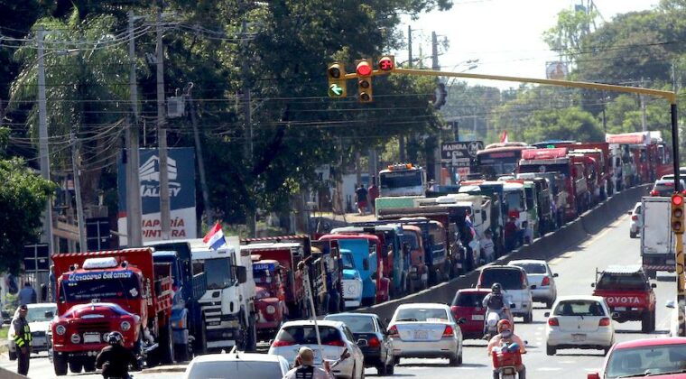 Transportistas volverán a movilizarse desde este lunes para exigir baja del combustible