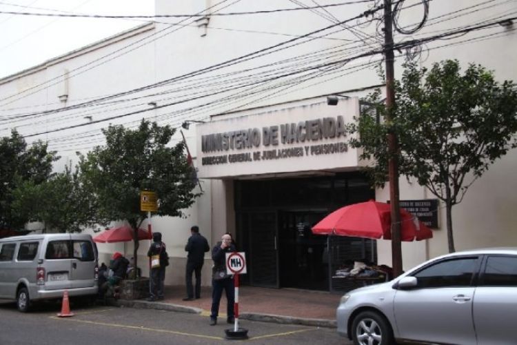 Hacienda concluirá reglamentación a ley de jubilación médica y se levanta medida de fuerza