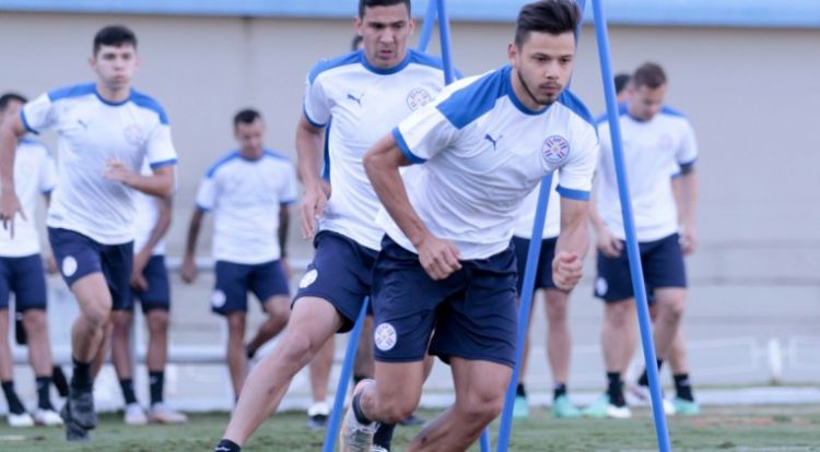 Sin mucho tiempo, Berizzo ordena ideas para el juego con Perú