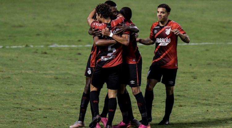 Paranaense golea al Fluminense y sigue al acecho del Bragantino