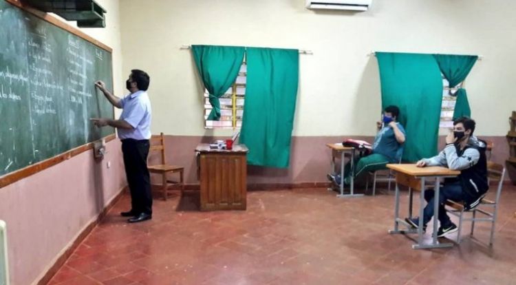 Docentes deberán volver a las aulas en agosto