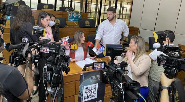 Aprietan para que escondidos den la cara y estiran el juicio