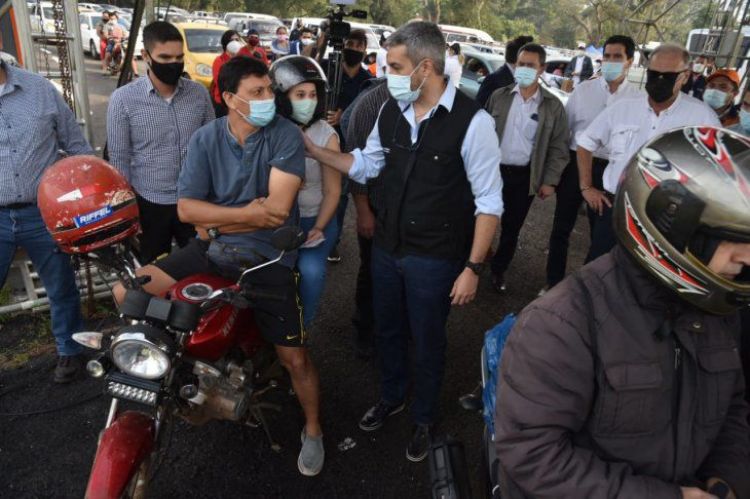 Mario Abdo realiza fugaz visita al vacunatorio del ex Aratirí