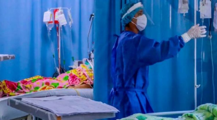 Vacunación marca la diferencia en los hospitales en pleno auge de contagios, sostienen