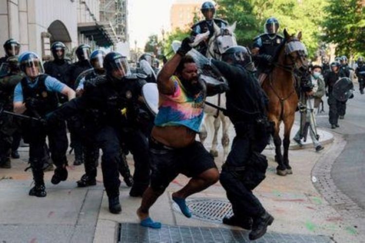 Manifestantes desafiaron los toques de queda y volvieron a protestar en varias ciudades de EEUU