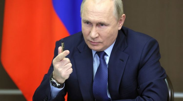 Putin ordena al ejército ruso "mantener la paz" en los territorios separatistas de Ucrania