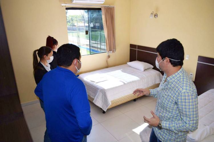 Suman 12 positivos al COVID-19 entre albergados en hoteles salud