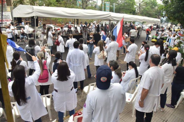 Médicos en huelga piden acabar con la inequidad en movilización frente al Congreso