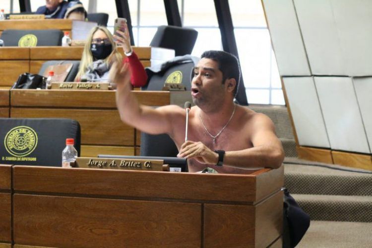 Jorge Brítez se saca la ropa para pedir que se abran las fronteras