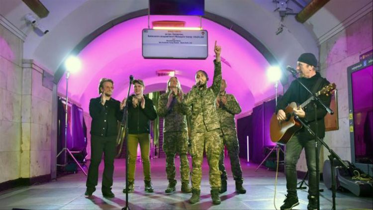 Bono brinda "concierto por la paz" en estación del metro de Kiev