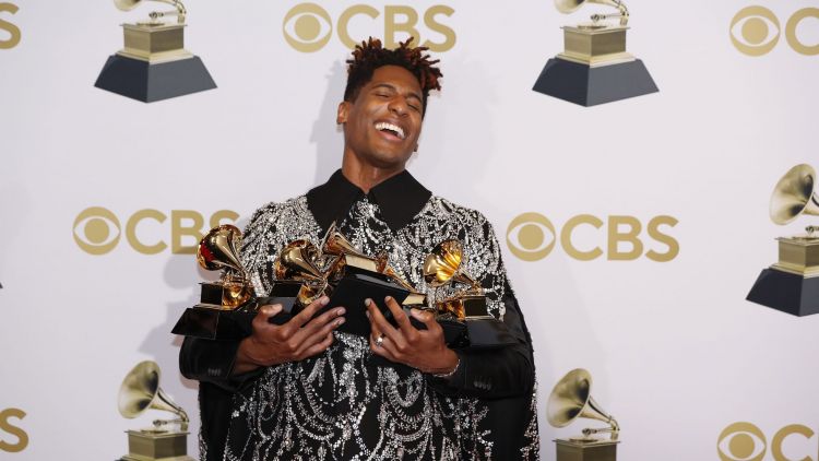 Jon Batiste y Silk Sonic triunfan en unos Grammy que contaron con Zelenski