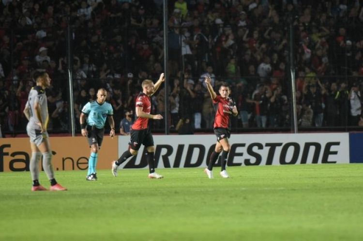 Colón vence a Peñarol con un gol en el último minuto