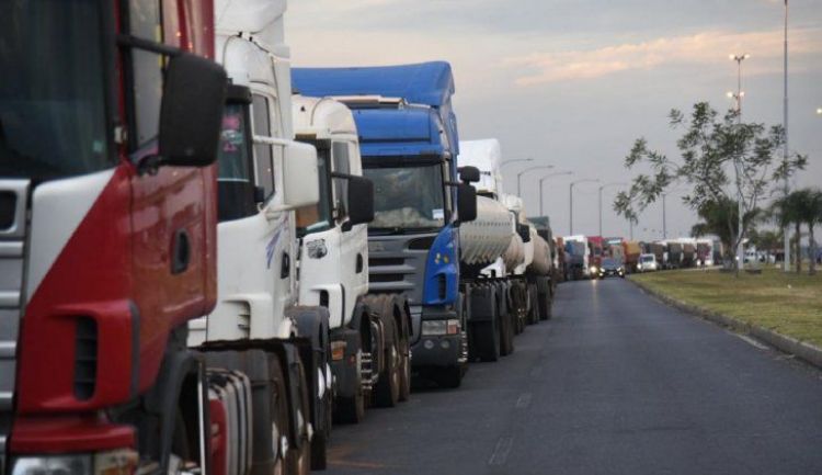 Camioneros continúan movilización a la espera de la decisión del Congreso