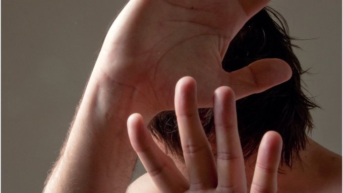 Adolescente de 14 años denuncia al papá de su hija por amenaza de muerte